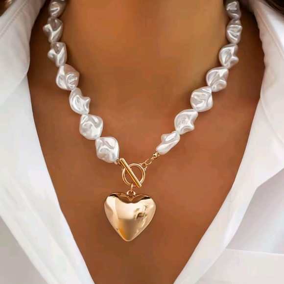 Jewelry - Elegant Pearl Necklace with Gold Heart Pendant